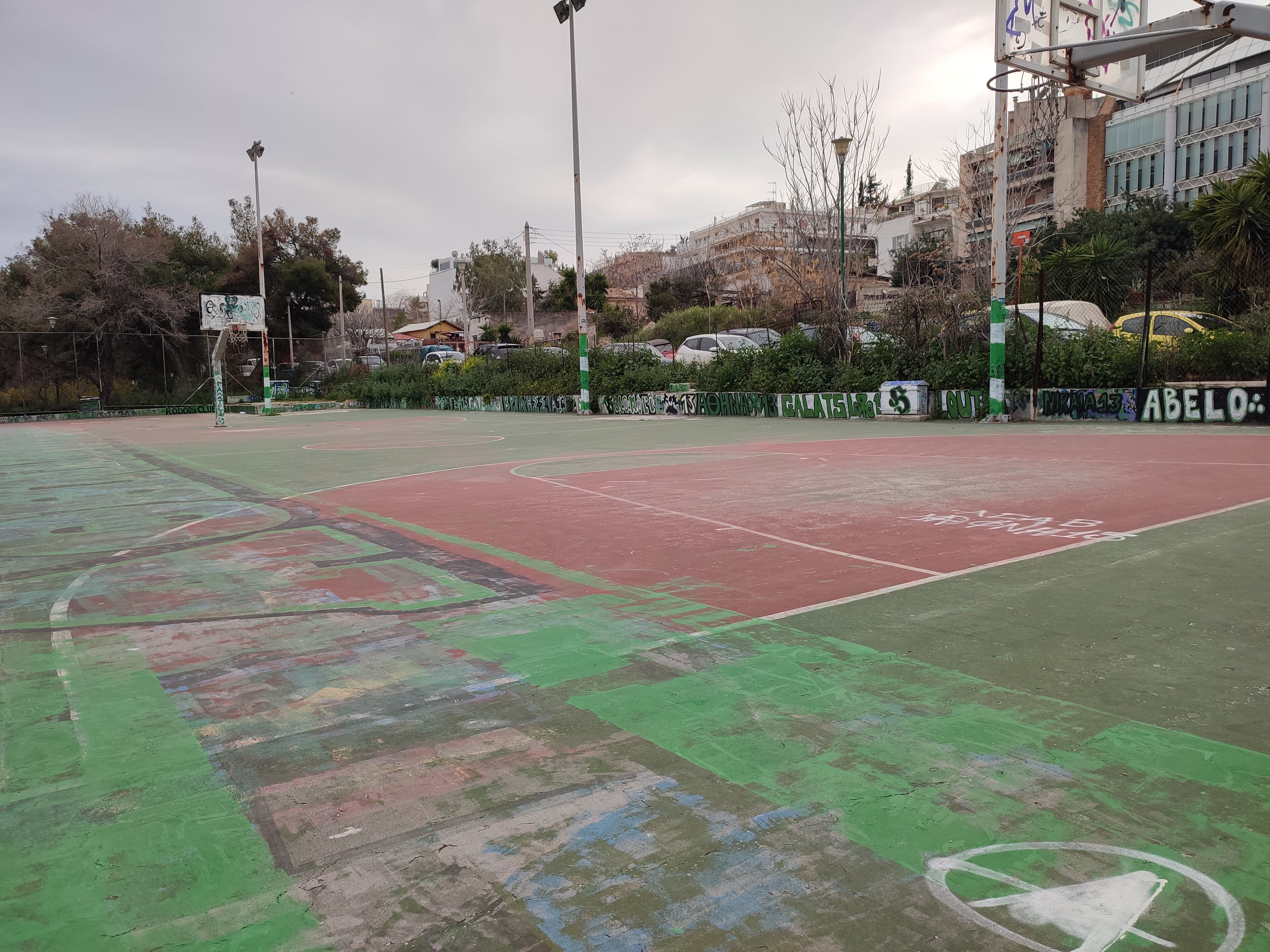 <p>Un terrain derrière le stade.</p>
